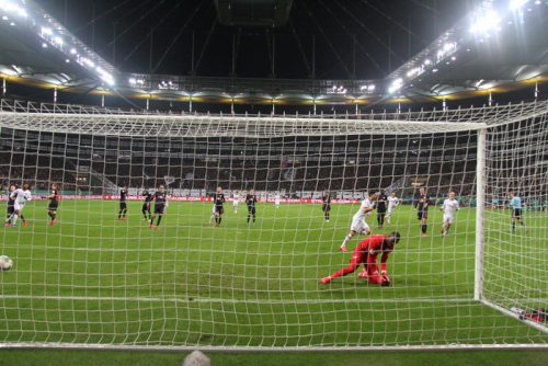 André Silva verwandelt Elfmeter